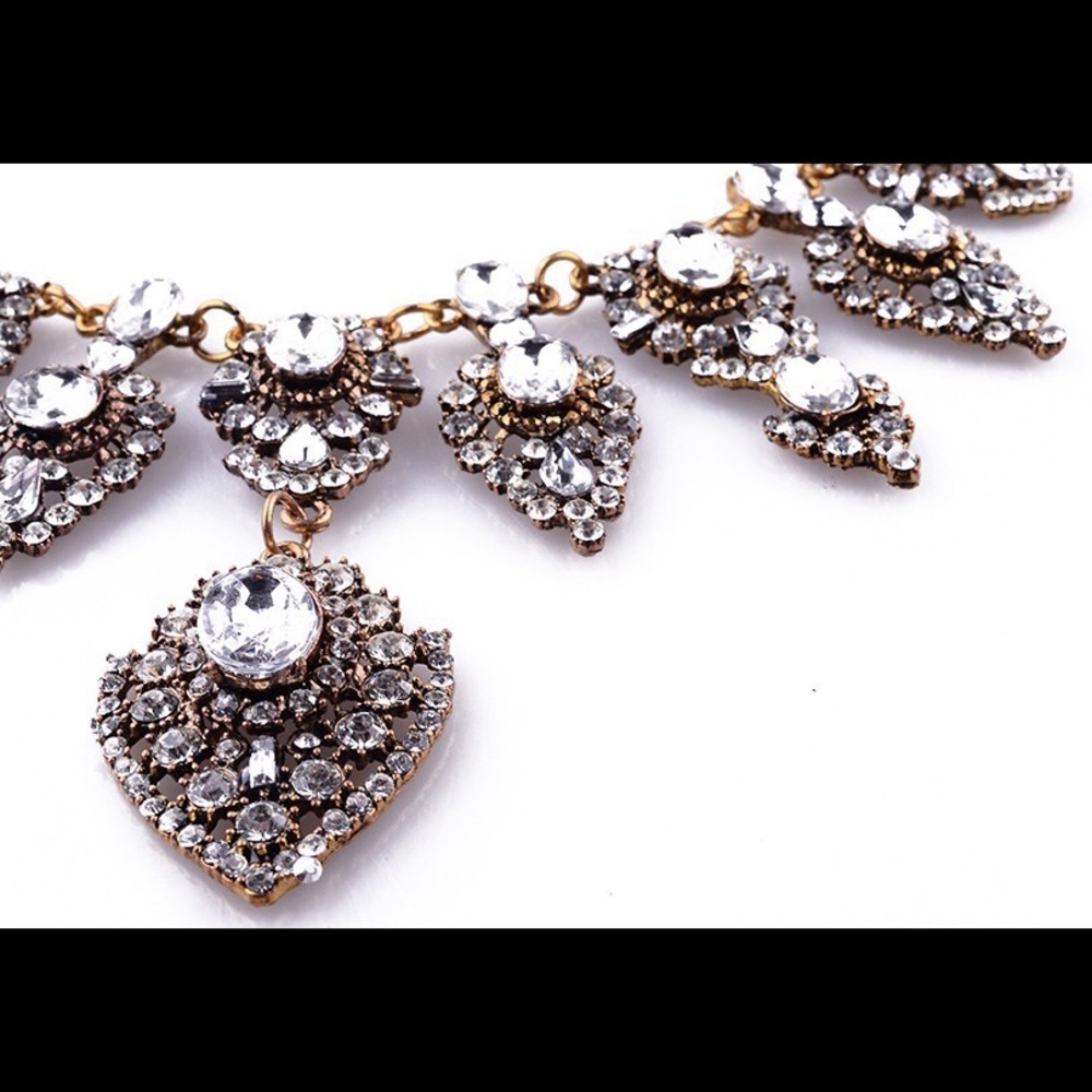 Last 1!  Crystal Flower Statement Necklace - Picture 7 of 8